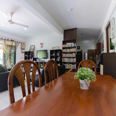 Poni Homestay Muara Extérieur photo