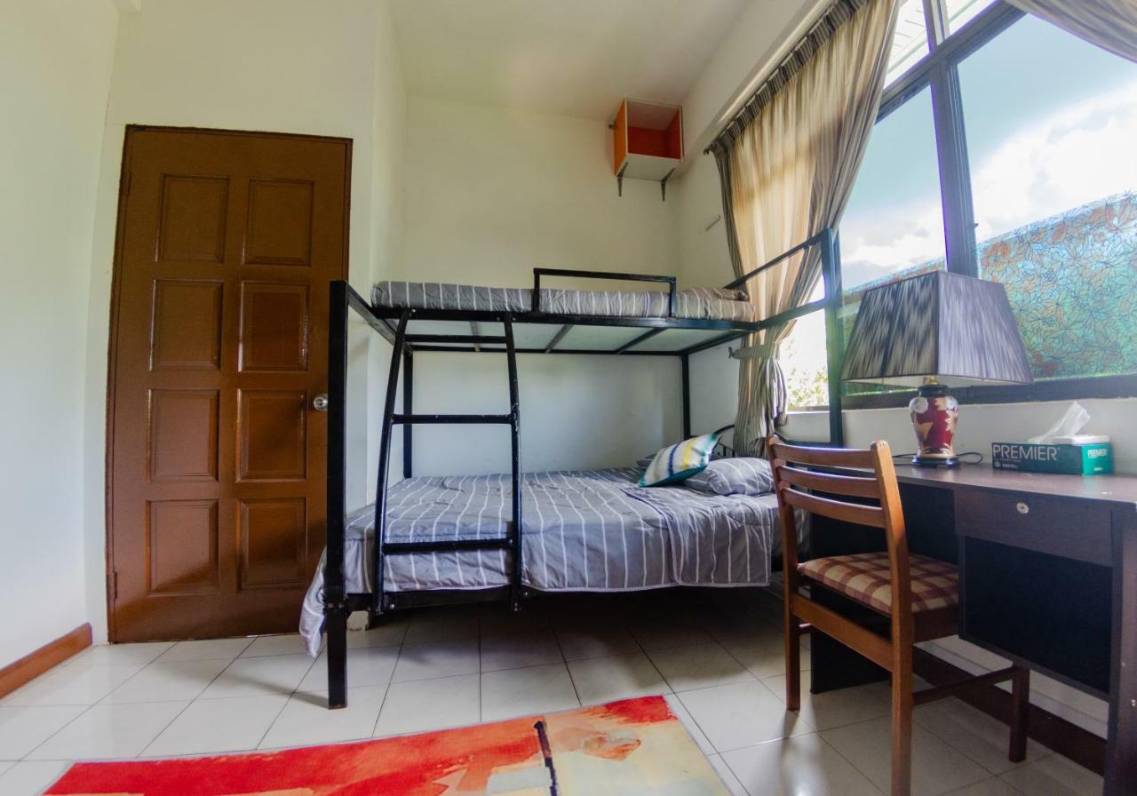 Poni Homestay Muara Extérieur photo