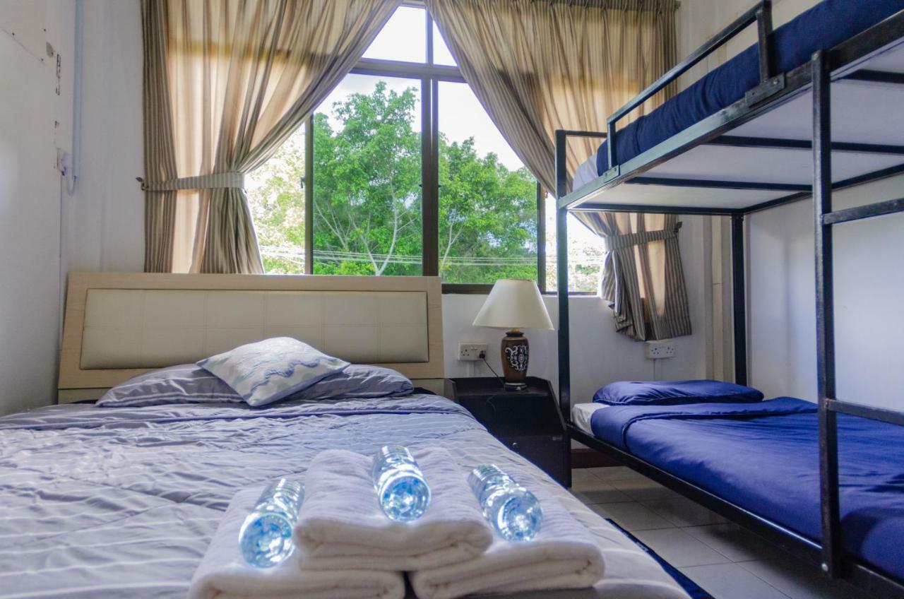 Poni Homestay Muara Extérieur photo